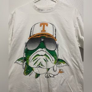 Bass Pro Shops Bill Dance Fish Wearing Tennessee Hat Mens T-shirt Size M